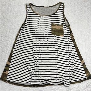 E Luna Black, White, & Camo Relaxed Sleeveless Pocket Tank Top size small